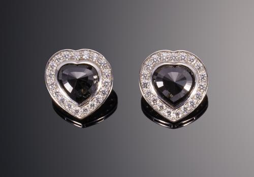 609   -  <p><span class="object_title">Pendientes con diamante negro talla corazón y diamante talla brillante </span></p>