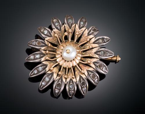 BROCHE ANTIGUO DE FLOR CON PERLA CULTIVADA EN ORO AMARILLO/