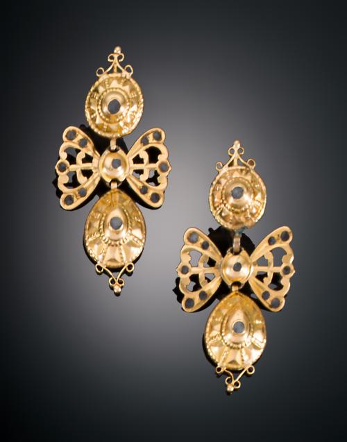 PENDIENTES ISABELINOS CON DIAMANTES EN ORO AMARILLO DE 18 K