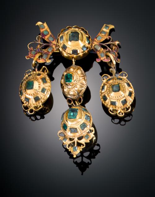 1294   -  <p><span class="object_title">BROCHE - COLGANTE ISABELINO CON ESMERALDAS EN ORO AMARILLO DE 18 KT. S.XVIII - S.XIX</span></p>