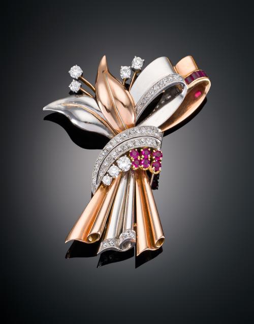 1306   -  <p><span class="object_title">BROCHE CHAVALIER CON DIAMANTES Y RUBÍES EN ORO BLANCO Y ROSA AMBOS EN 18 KT</span></p>