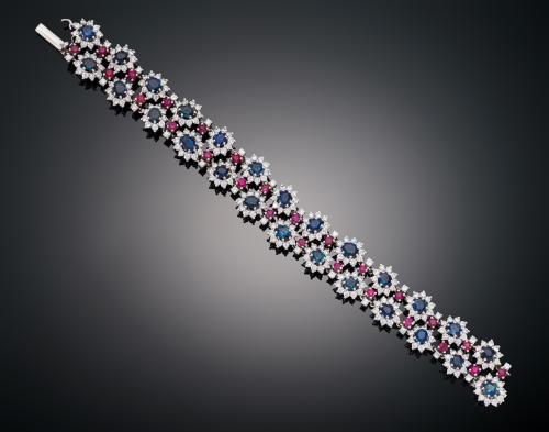 PULSERA CON DIAMANTES, RUBÍES Y ZAFIROS AZULES EN ORO BLANC