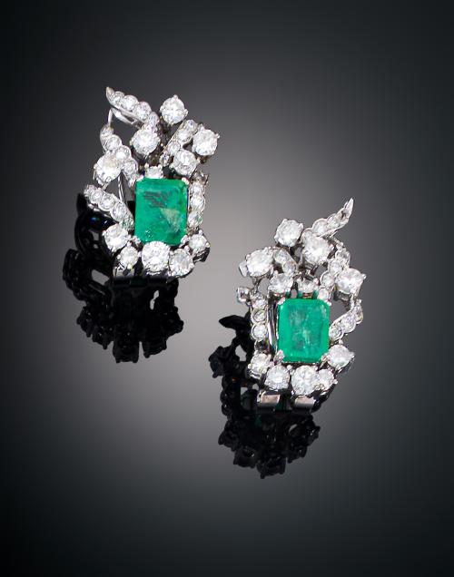 1368   -  <p><span class="object_title">PENDIENTES CON ESMERALDAS Y DIAMANTES EN ORO BLANCO 18 KT.</span></p>