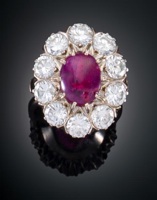 SORTIJA OVAL CON DIAMANTES Y RUBÍ EN ORO BLANCO DE 18 KT