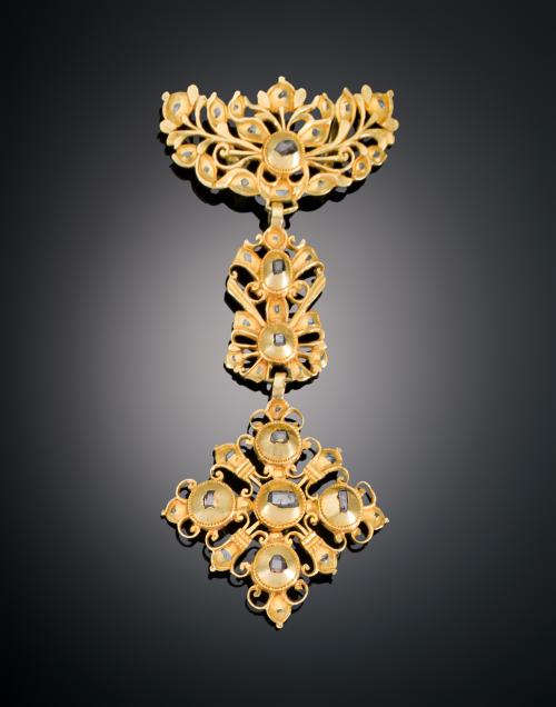 COLGANTE ANTIGUO VENERA CON PIEDRAS INCOLORAS EN ORO AMARIL