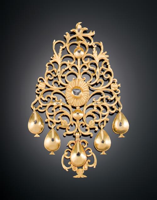 1301   -  <p><span class="object_title">COLGANTE ANTIGUO DE FALLERA EN ORO AMARILLO 18 KT. CON DIAMANTES. CIRCA S.XVIII</span></p>