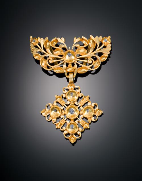 COLGANTE ISABELINO  EN ORO AMARILLO DE 18 KT. CIRCA S.XIX
