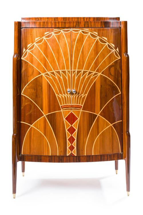 Mueble aparador estilo Art Decó, S. XX.En madera chapada 