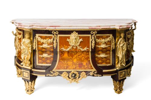 434   -  <p><span class="object_title">Excepcional pareja de cómodas «Aux Guerriers». Después de JEAN HENRI RIESENER (Francia, 1734-1806<br/>En madera con marquetería con aplicaciones en bronce dorado y tapa en mármol rosado. <br/>La marquetería de colores se basa en un intrincado diseño de celosía. La marquetería del panel central, decorada con jarrones de flores, proviene de una de las dos fuentes de inspiración que solía utilizar el ebanista, alternando entre trofeos alegóricos. Las cómodas destacan por la complejidad de su trabajo en bronce, de altísima calidad, y por su dinamismo, como se aprecia en los canales que rodean el panel central, los cuales acompañan y realzan elegantemente la estructura de la pieza mediante métodos desarrollados por el famoso ebanista.  <br/>Inspiradas en la célebre pieza realizada por Riesener en 1775 para el dormitorio de Luis XVI en Versalles, hoy conservada en el Museo Conde de Chantilly.</span><br></p>