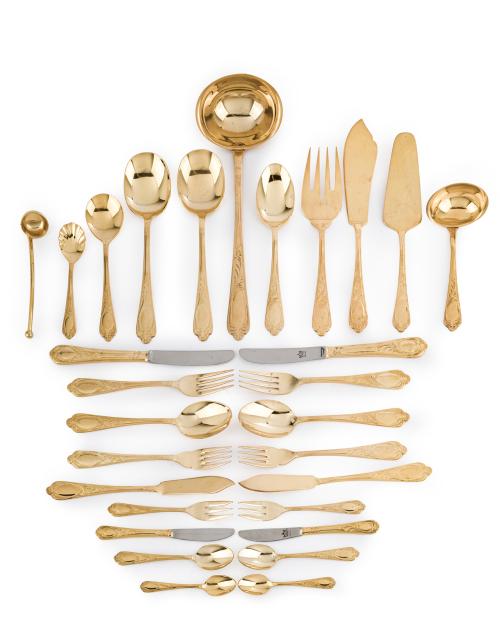 700   -  <p><span class="object_title">Cuberteria en metal dorado para 6 servicios con decoración repujada, formada por: 6 tenedores de mesa, 6 cucharas de sopa, 6 cuchillos, 6 tenedores de pescado, 6 palas de pescado, 6 tenedores de postre, 6 cuchillos de postre, 6 cucharas de postre, 6 cucharitas de café y 8 piezas de servir. </span><br></p>