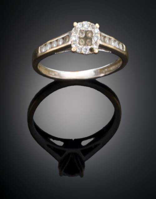 SORTIJA ESTILO SOLITARIO CON DIAMANTES