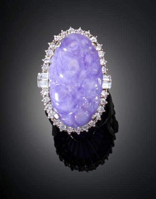 SORTIJA CON JADE COLOR PURPURA Y DIAMANTES EN ORO BLANCO DE