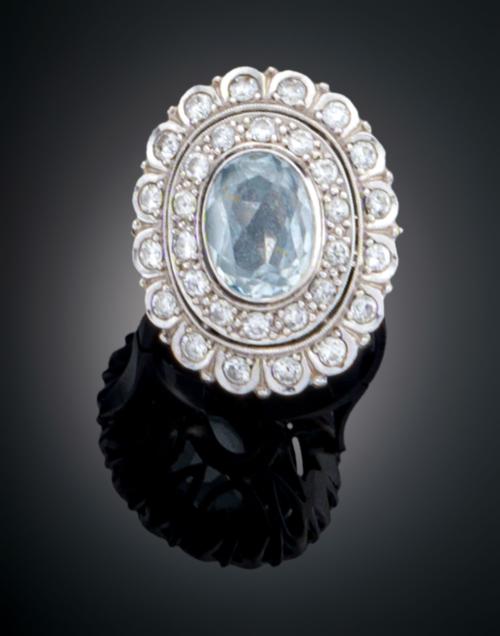 ROSETÓN EN ORO BLANCO CON DIAMANTES Y AGUAMARINA CENTRAL
