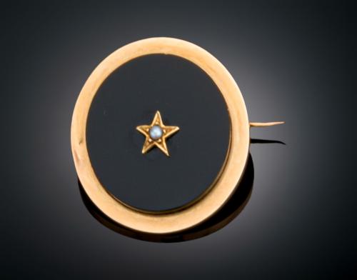 BROCHE CIRCULAR EN ORO CON ÓNIX Y PERLA