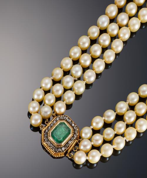599   -  <p><span class="object_title">Collar con perlas cultivada triple hilo </span></p>
