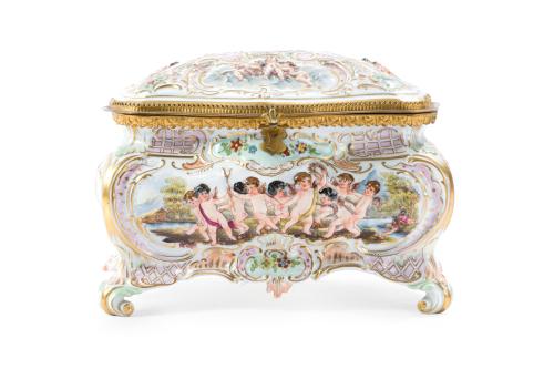 Caja en porcelana esmaltada de Capodimonte, s. xx Con mar