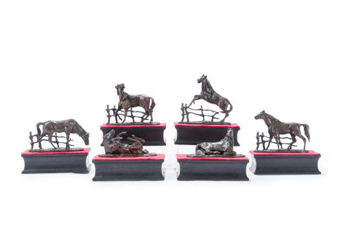 Conjunto de 6 esculturas de caballo en distintas posturas e