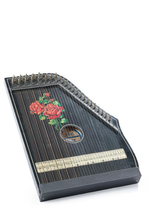 Cítara antigua en madera ebonizada con decoración de rosas. 