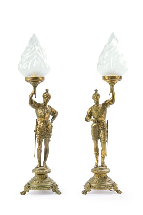 Pareja de torcheros en bronce dorado estilo historicista, f