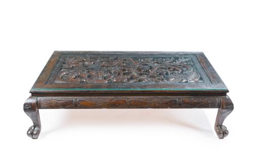 Mesa baja china en madera tallada, c. 1950Decoración en e