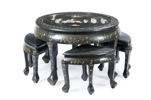 Mesa de té circular y cuatro taburetes nido, China, c. 1950