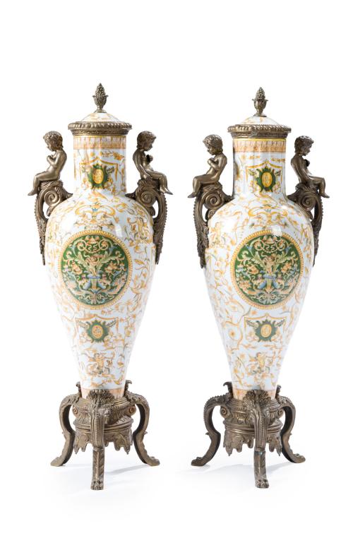 Pareja de jarrones con tapa en porcelana italiana con montu