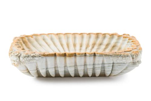 692   -  <p><span class="object_title">Pila bautismal antigua en forma de venera en mármol italiano. </span><br></p>