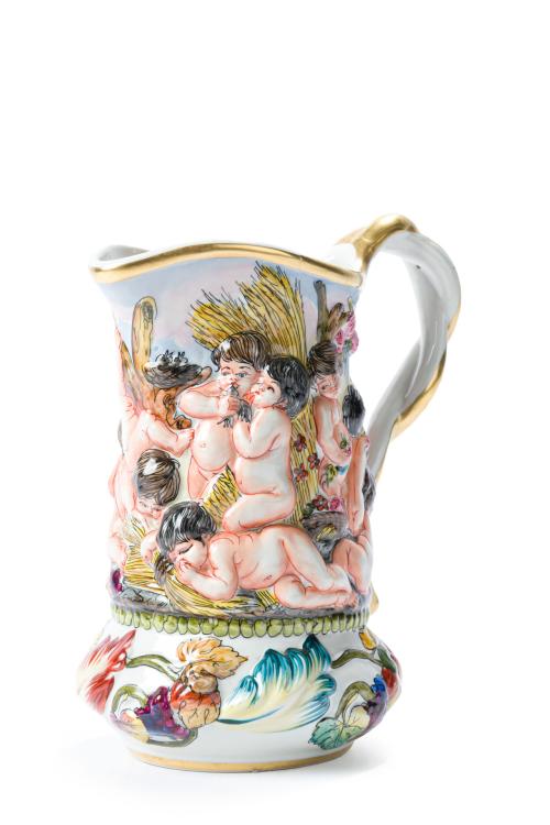 Jarra en porcelana de Capodimonte, s. XXCon decoración es