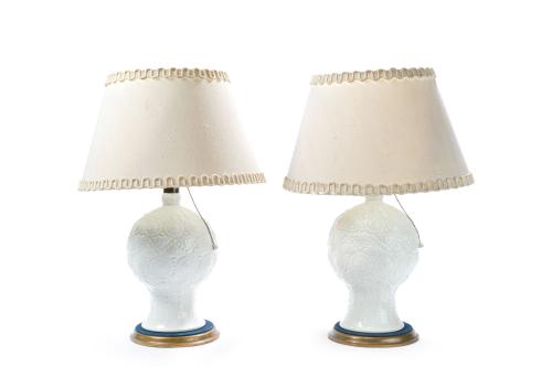 Pareja de lámparasde sobremesa en porcelana esmaltada en bl