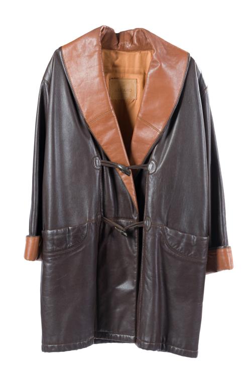 C, Chaquetón bicolor de cuero en tono chocolate y vueltas e