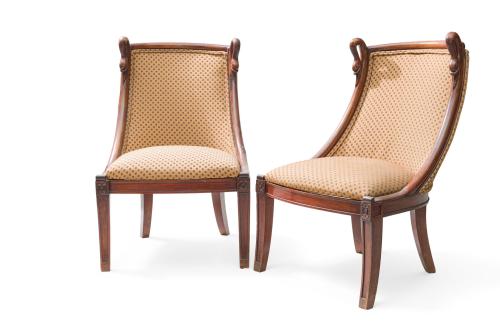Pareja de sillas baja tipo góndola En madera, rematadas e