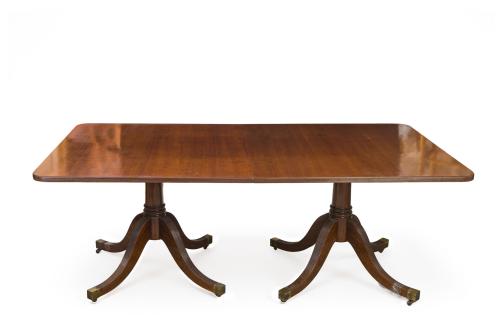 Juego de comedor estilo inglés en madera formado por mesa c