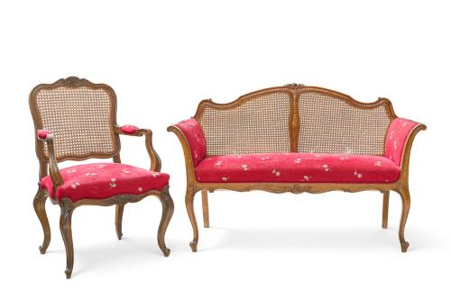 Lote formado por canapé y sillón estilo Luis XVEn madera,