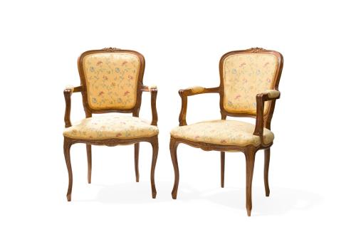 Pareja de sillones estilo Luis XV en madera tallada, patas 