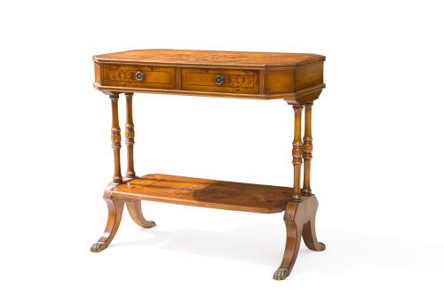 Mesa auxiliar de estilo inglésEn madera de , dos cajones 