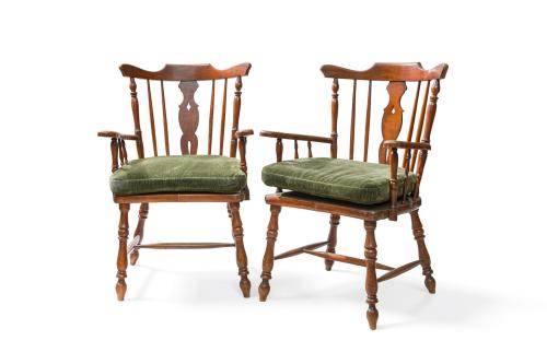 Pareja de sillas siguiendo modelo WindsorEn madera, asien