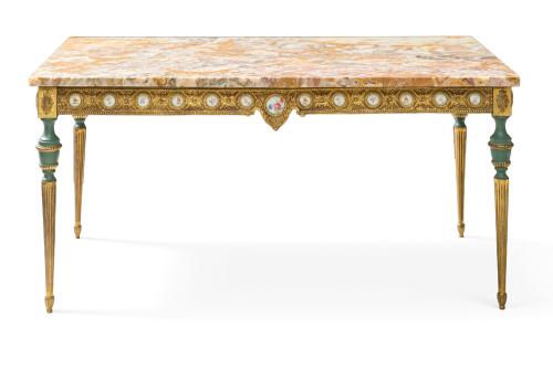Mesa baja de centro estilo Luis XVIEn madera, friso con p