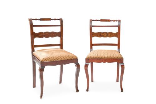 Pareja de sillas estilo inglésEn madera, respaldo calado 
