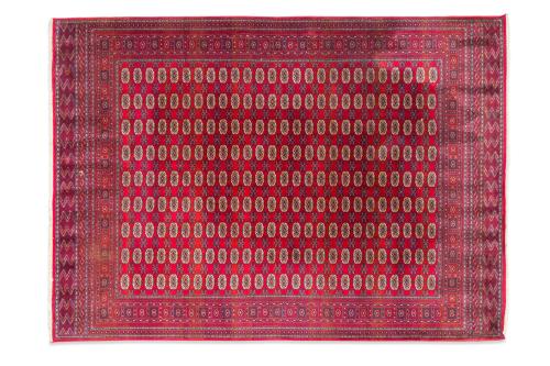 Alfombra persa en lana estilo "Bukhara", s. XX.Camo rojo 