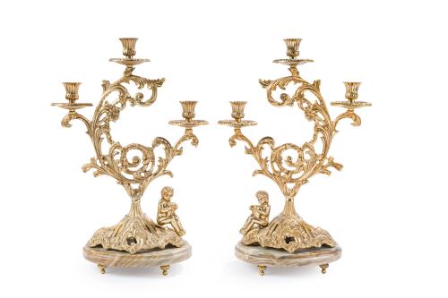 Pareja de candelabros de tres luces en bronce dorado de est