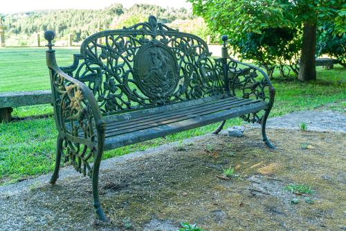 2   -  <p><span class="object_title">Pareja de bancos de jardin en hierro fundido y pintado en verde. <br/>Respaldo calado con decoracion vegetal y medallón central. </span><br></p>