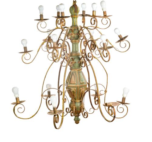 438   -  <p><span class="object_title">Gran lámpara de techo rústica en madera tallada y pintada con 18 brazos de luz en metal dorado dispuestos en varias alturas. </span><br></p>
