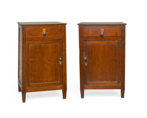 Pareja de mesilllas de noche en madera, cajón en cintura y 