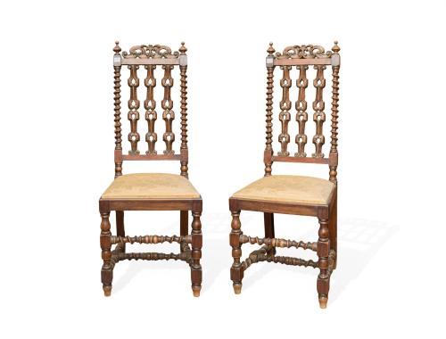 Pareja de sillas neorrenacentistas, España s. XXEn madera