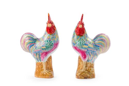 Pareja de gallos en porcelana china con esmaltes polícromos
