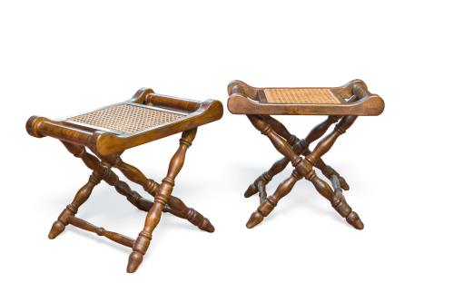Pareja de taburetes plegables en madera. Patas de tijera 