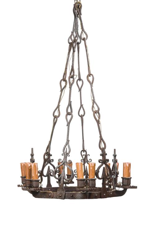 100   -  <p><span class="object_title">Gran lámpara de techo de 12 luces en hierro forjado y recortado con dobles portavelas y cadenas colgantes. </span><br></p>