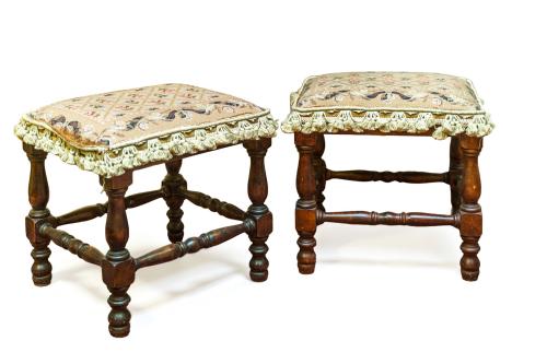 Pareja de escabeles estilo Luis XIVEn madera torneada y t