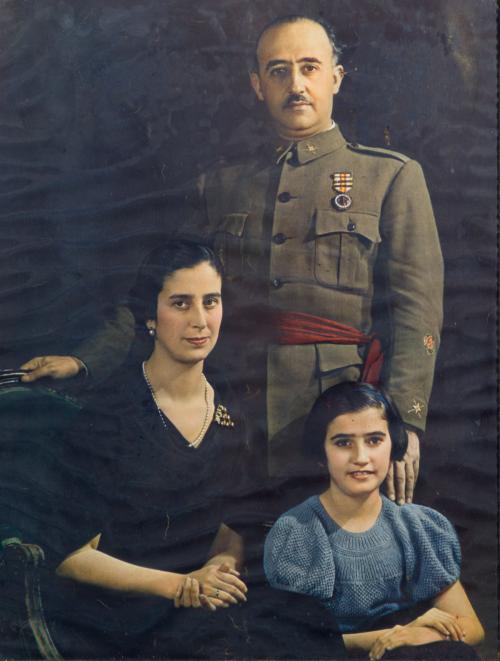 Fotografía coloreada de Francisco Franco, Carmen Polo y Car