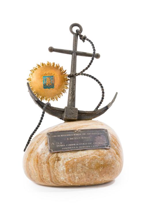 Ancla conmemorativa en hierro sobre piedra pulida